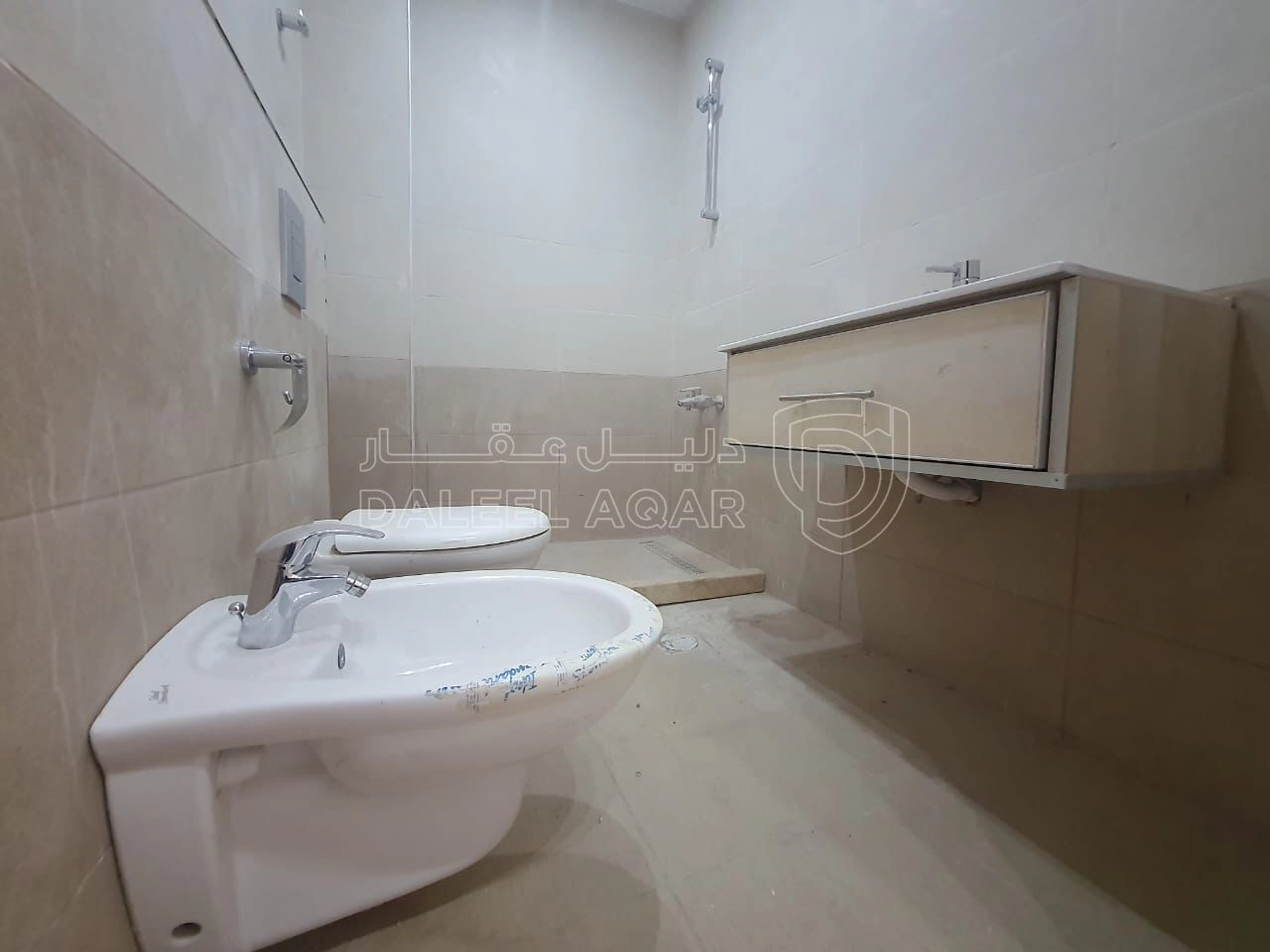 فيلا/منزل في عمارة للبيع بناء خاص تصلح للاستثمار والسكن العائلي - 340,000 دأ - صورة 1