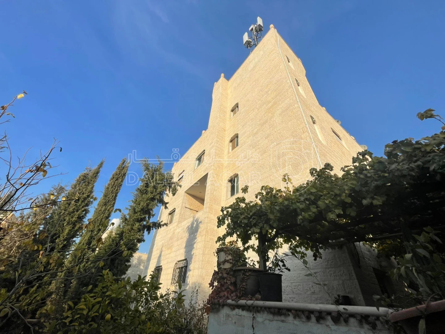 فيلا/منزل في عمارة للبيع بناء خاص تصلح للاستثمار والسكن العائلي - 340,000 دأ - صورة 1