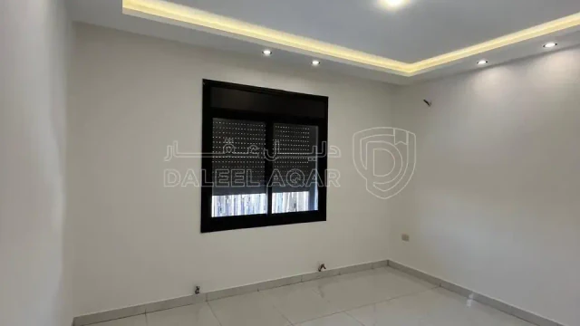 شقة - شقة ارضيه مع ترس في البنيات خلف جامعة البتراء - 93000 دأ
