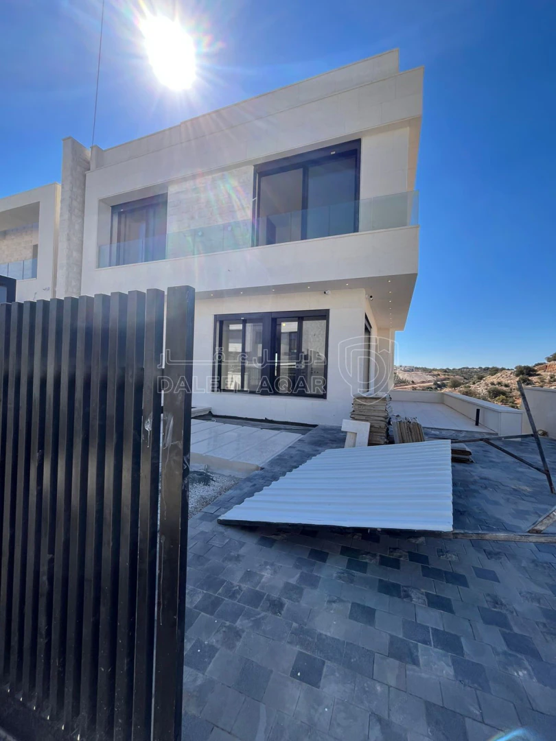 فيلا/منزل في فيلا في دابوق لقطة من المالك تشطيب ملوكي - 770,000 دأ - صورة 1