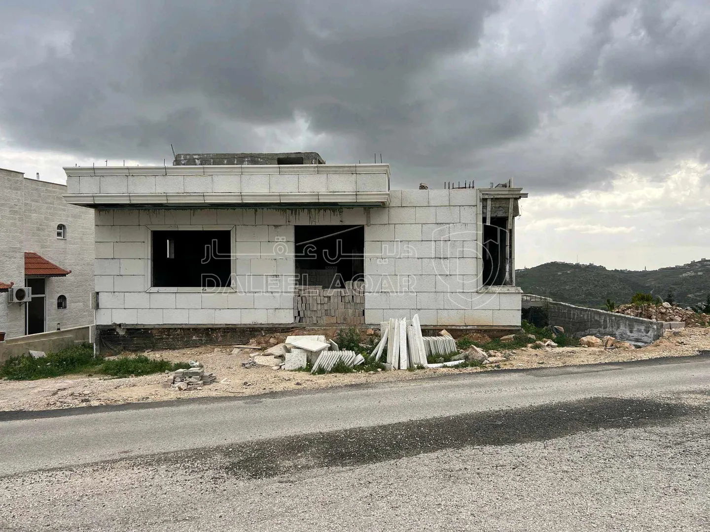 فيلا/منزل في منزل عظم للبيع ٤ واجهات حجر ارضي وتسوية - 150,000 دأ - صورة 1