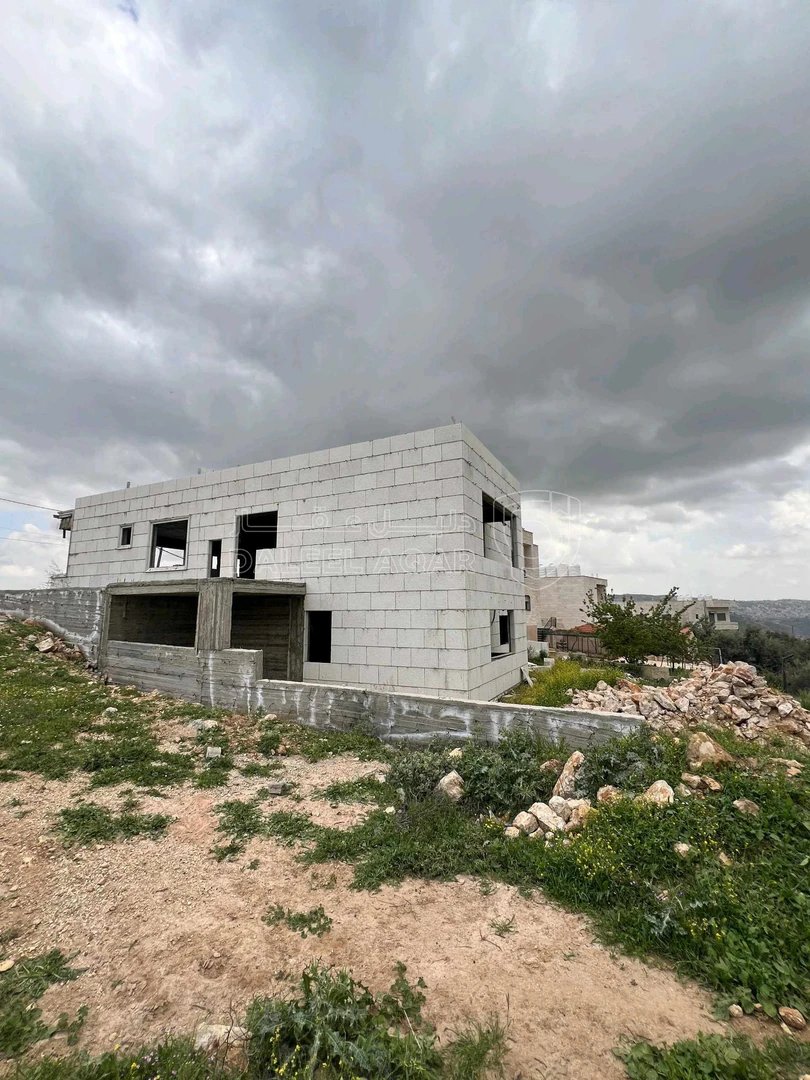 فيلا/منزل في منزل عظم للبيع ٤ واجهات حجر ارضي وتسوية - 150,000 دأ - صورة 1