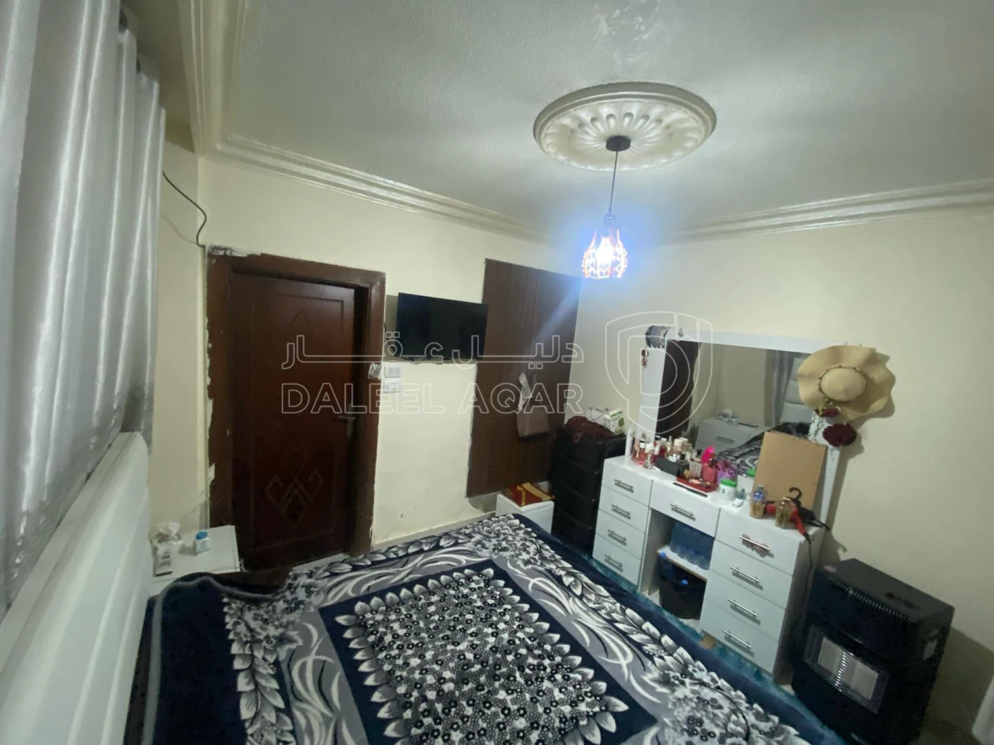 شقة في شقة للبيع شارع الاستقلالعلى الشارع الرئيسي مقابل الباص السريع شقة تسوية 3 مهوية مكونة من غرفتين نوم وحدة ماستر مع خزانة حائط ومعيشة وحمام ومطبخ كامل وغرفة مضافة من الكرميد و جزء من الساحة ومعها ساحة خارجية وكراج مستقل الغرفة الخارجية معزولة بالكامل صوف صخري و زفتة لها مدخلين من العمارةو من الساحة المطبخ كامل مش ناقصو اشي تمديد كهربا جديد كامل 2.5 ميلي كراج خاص مكيفات عدد 2 كيزر ساعة مياه وساعة كهربا وحماية راكبة مواصلات مامنة وجميع الخدمات تم تنزيل السعر من  ٣٣الف الى ٢٧ الف  البيع بسبب السفررن ع صاحبها  - 27,500 دأ - صورة 1