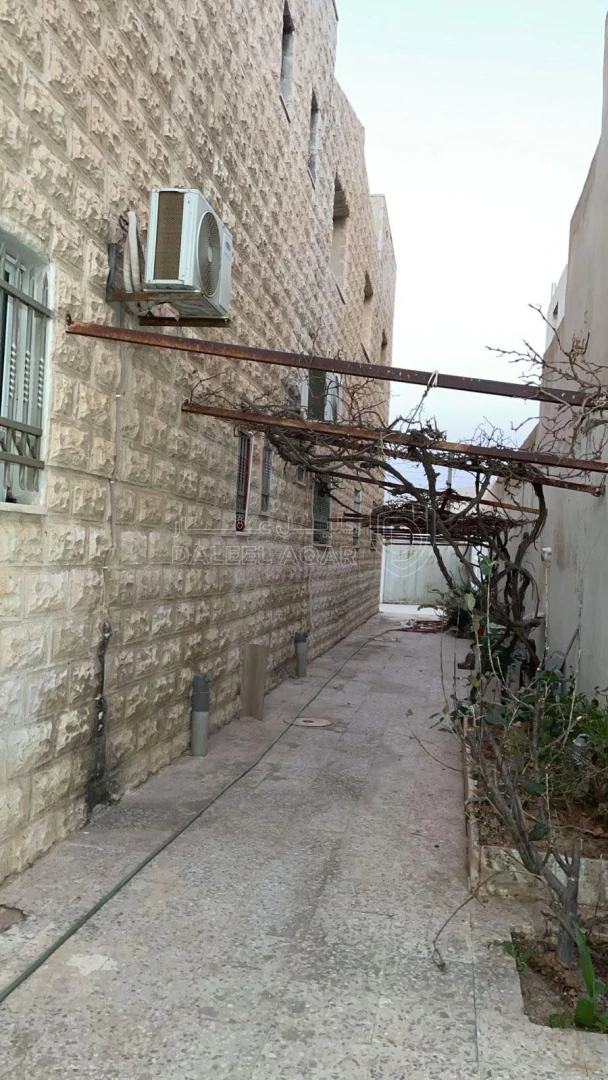 مبنى في عمان ماركا شارع الحزام خلف محكمة الشرطة منزل رقم١ - 140,000 دأ - صورة 1