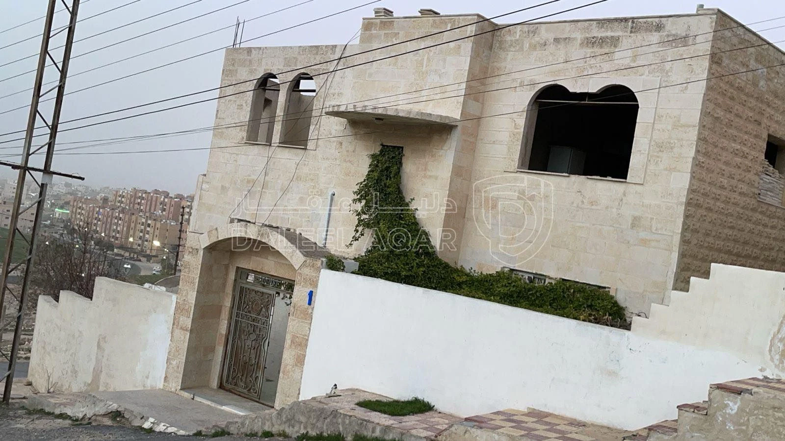 مبنى في عمان ماركا شارع الحزام خلف محكمة الشرطة منزل رقم١ - 140,000 دأ - صورة 1
