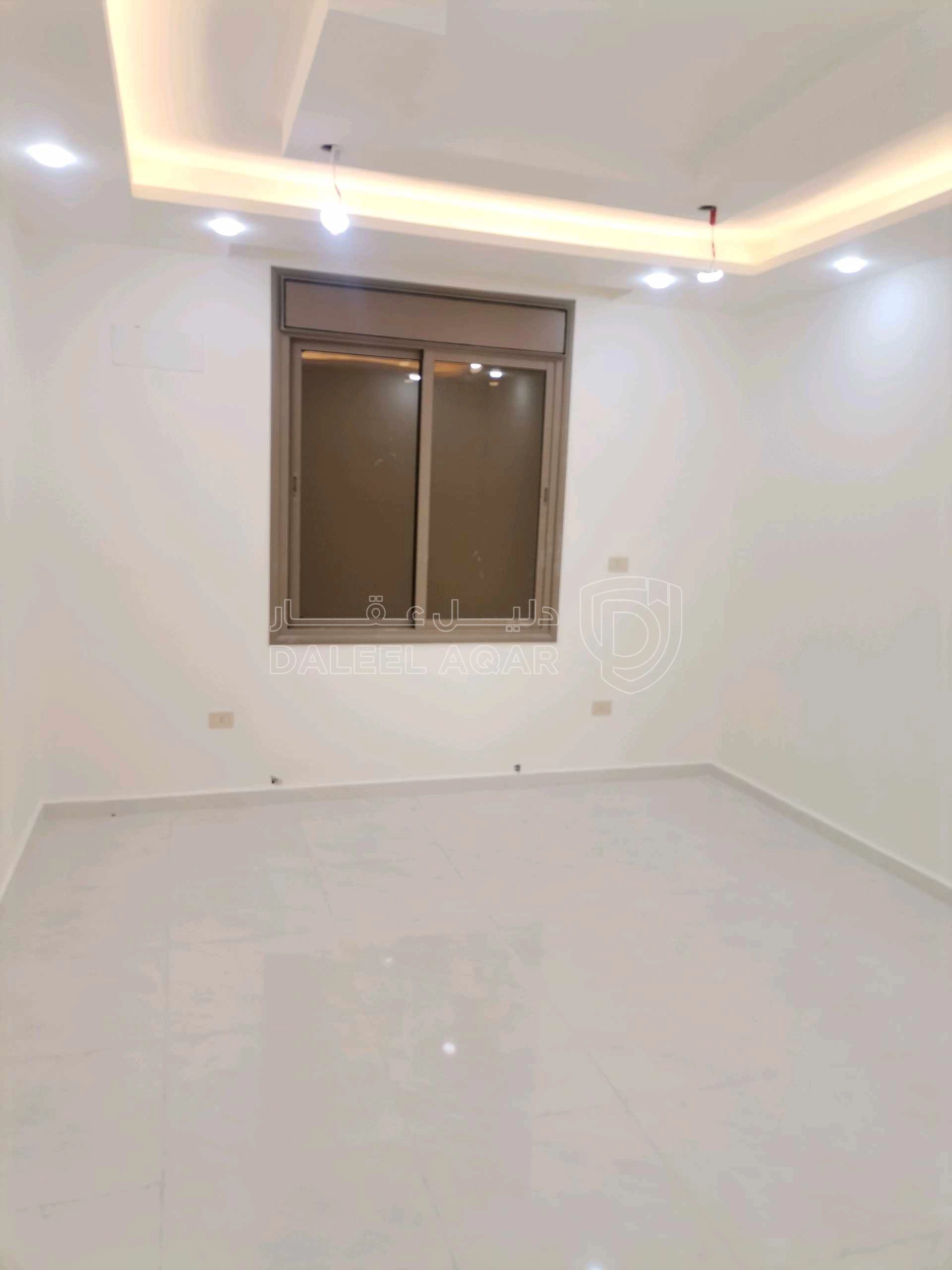 شقة في   جنوب كليه الطب لجامعه اليرموك خلف صيدلية الرازي  - 95,000 دأ - صورة 1