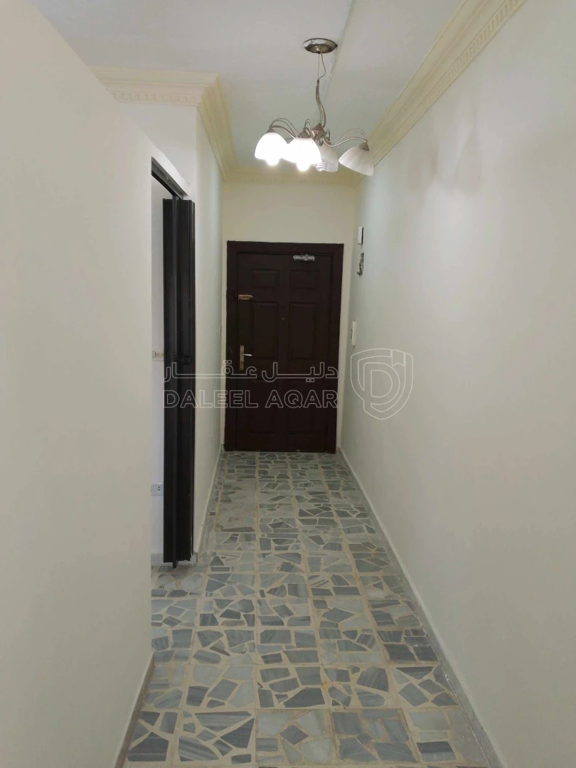 شقة في الهاشمي الشمالي مقابل بنك الاسلامي - 33,000 دأ - صورة 1