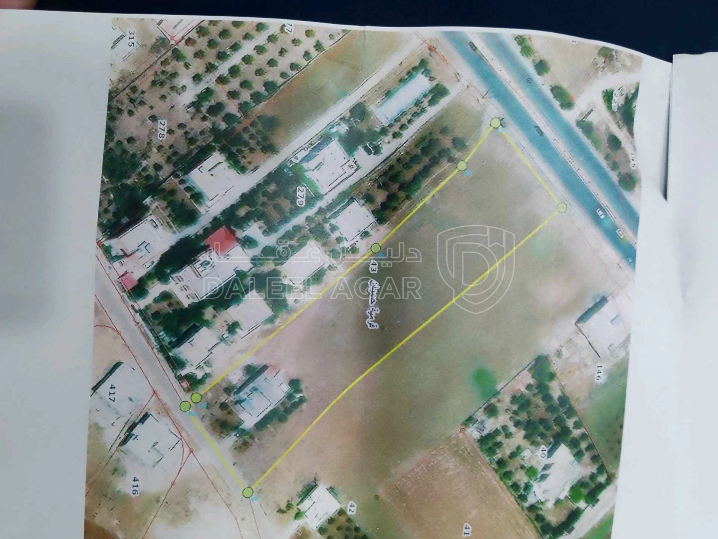 أرض في حسبان الشارع الرئيسي بالقرب من مديرية القضاء  - 27,000 دأ - صورة 1