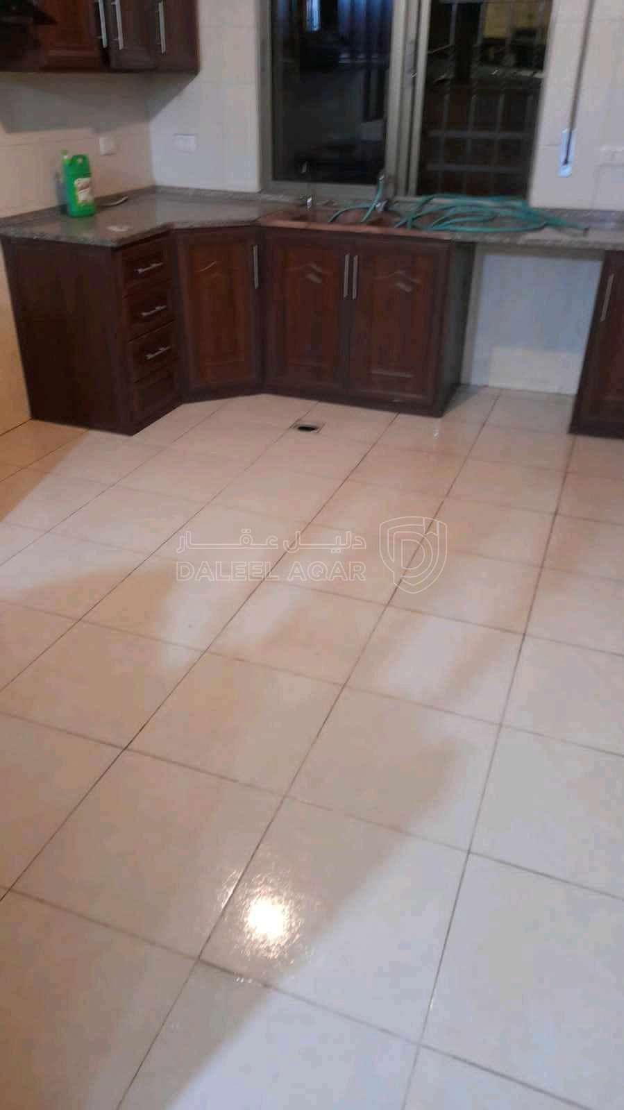 شقة في عمان شارع الاستقلال  - 54,000 دأ - صورة 1