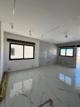 شقة - شقة ثالث مع روف بتشطيب مميز في البنيات - 95000 دأ