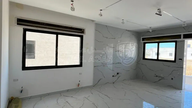 شقة - شقة ثالث مع روف بتشطيب مميز في البنيات - 95000 دأ
