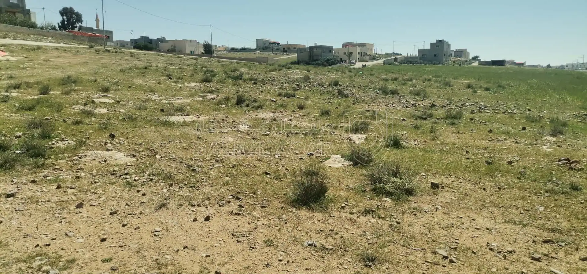 أرض في بلدة الحمراء محافظة المفرق ارض سكنية داخل التنظيم  - 15,000 دأ - صورة 1