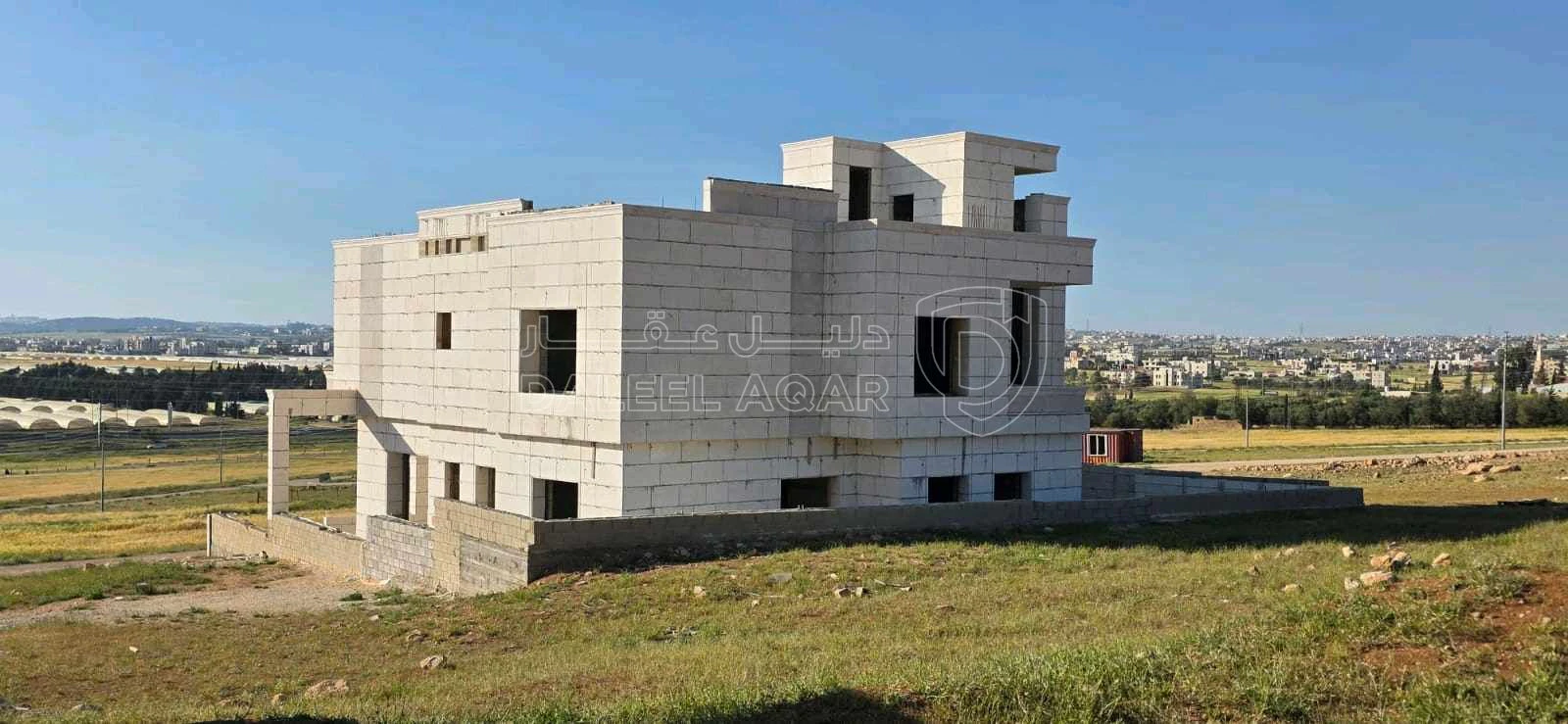 فيلا/منزل في فيلا عظم خلف جامعة الإسراء ٥٠٠ م عن طريق المطار - 300,000 دأ - صورة 1