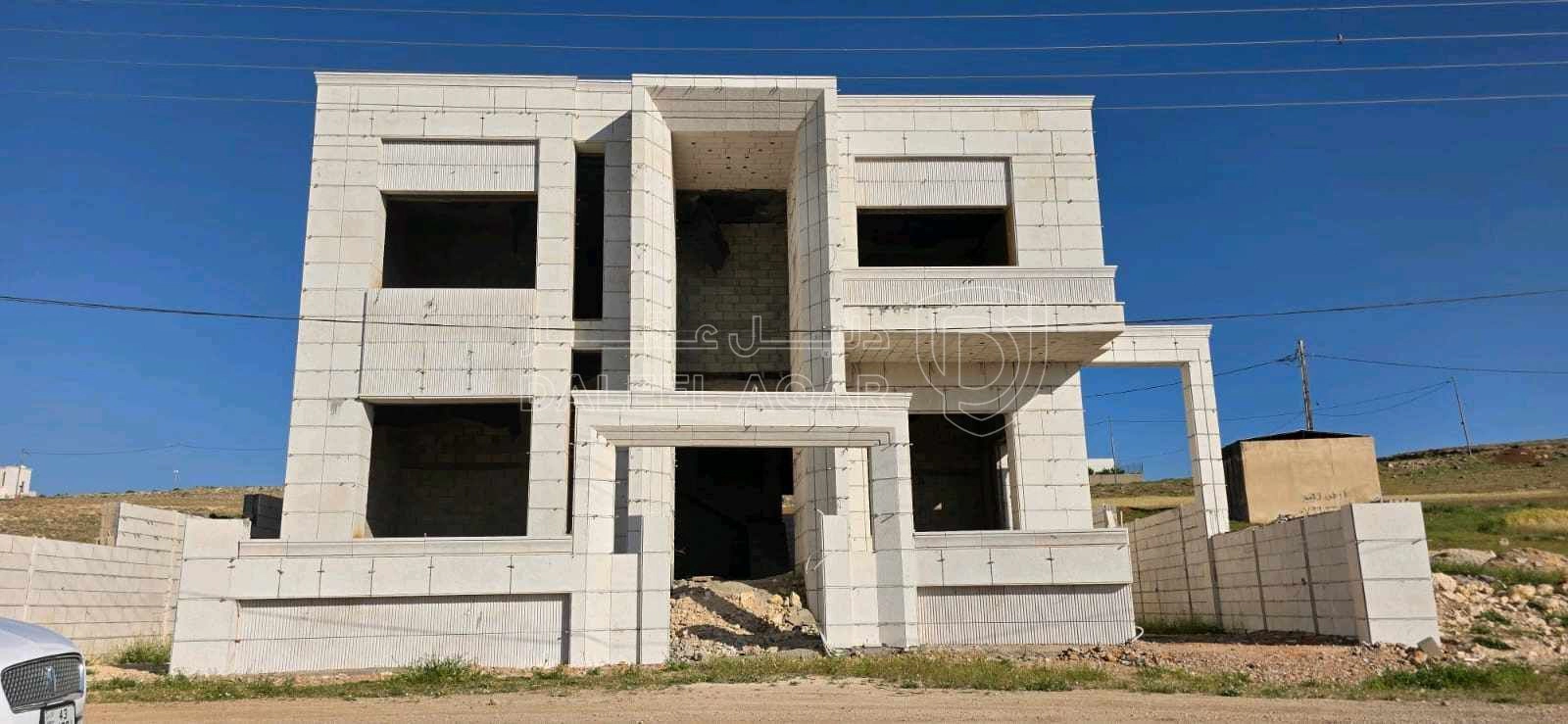 فيلا/منزل في فيلا عظم خلف جامعة الإسراء ٥٠٠ م عن طريق المطار - 300,000 دأ - صورة 1