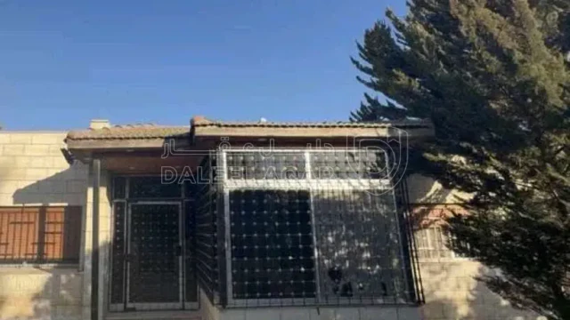 فيلا/منزل - قطعة ارض مميزة جدا قائم عليها منزل  - 130000 دأ
