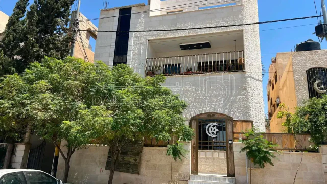 فيلا/منزل - الزرقا جبل طارق خلف اسواق طارق - 100000 دأ