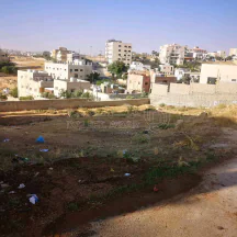 أرض في طريق المطار بقرب منتزه غمدان خلف ملاعب القدم - 225,000 دأ - صورة NaN