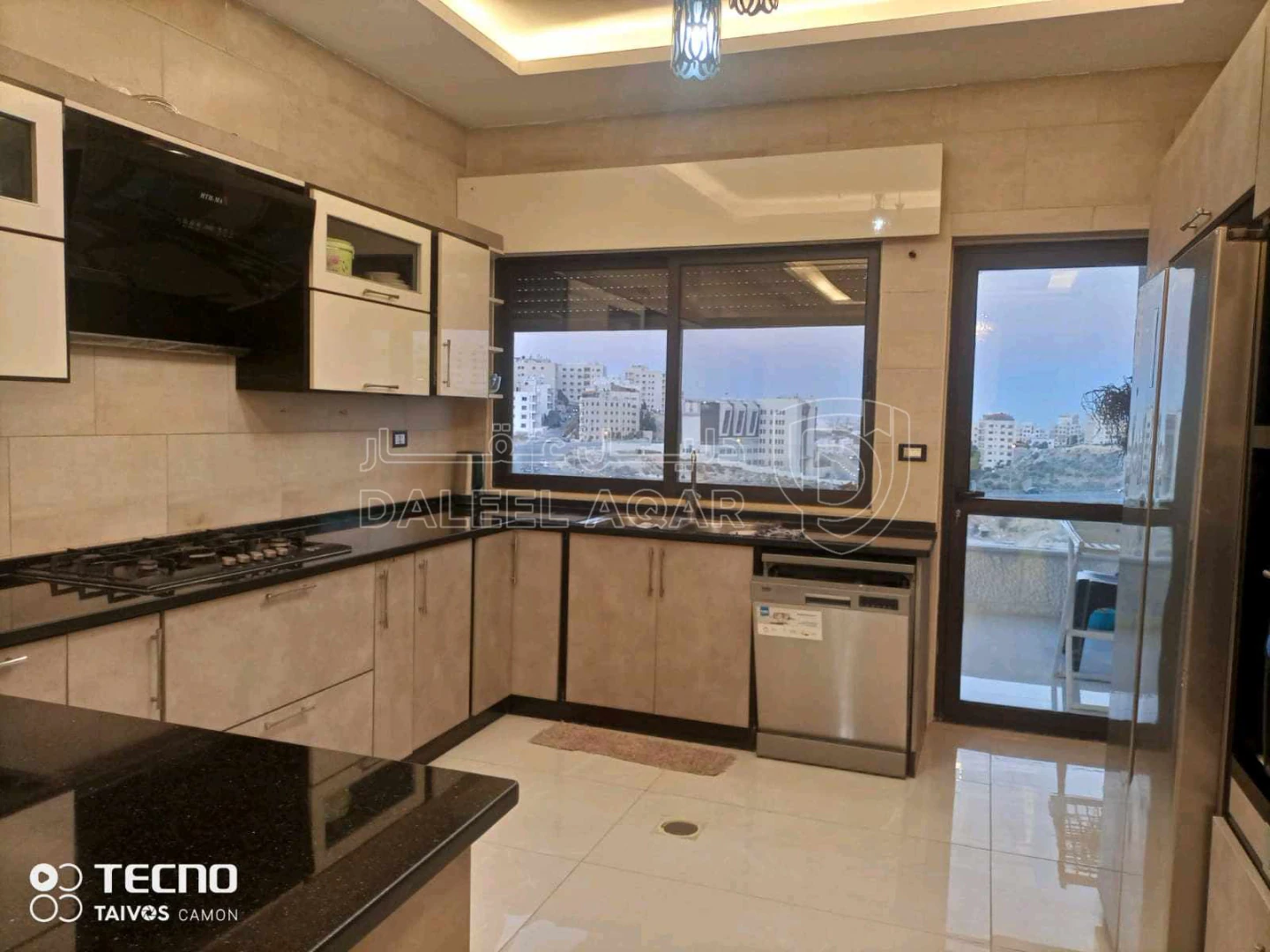 شقة في عمان جبيهة شارع الاردن  - 93,000 دأ - صورة 1