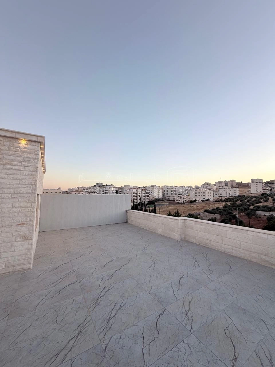 شقة في عمان - شفا بدران - 120,000 دأ - صورة 1