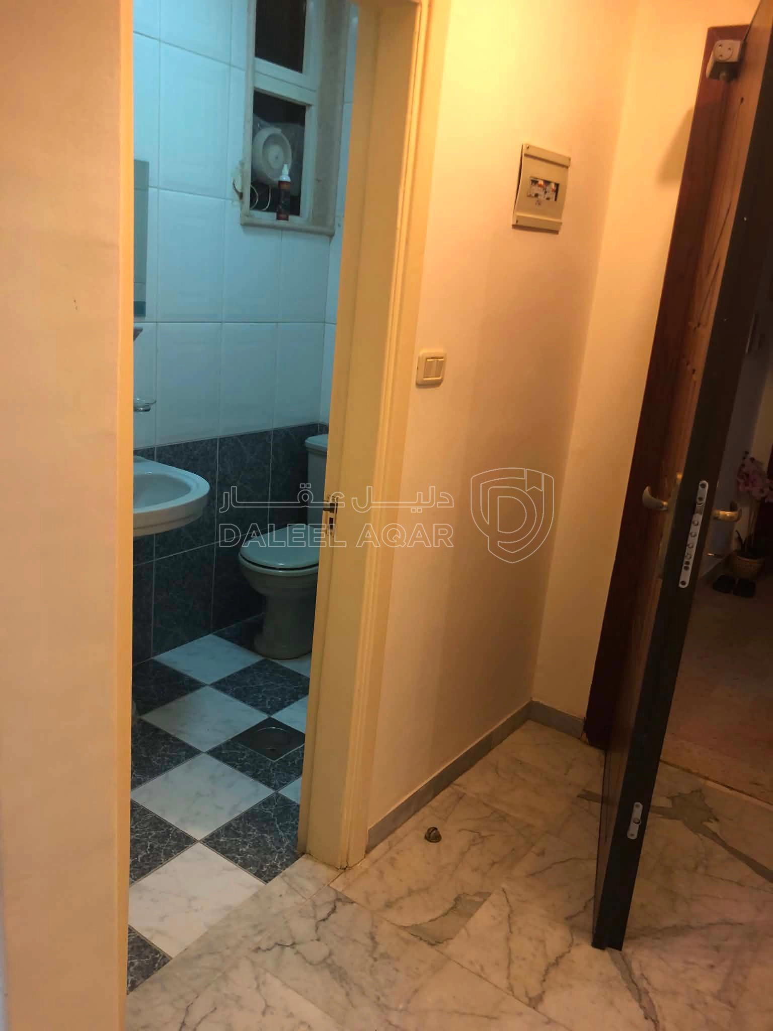 شقة في شقة بموقع مميز بالقرب من جميع الخدمات السعر قابل ل - 90,000 دأ - صورة 1