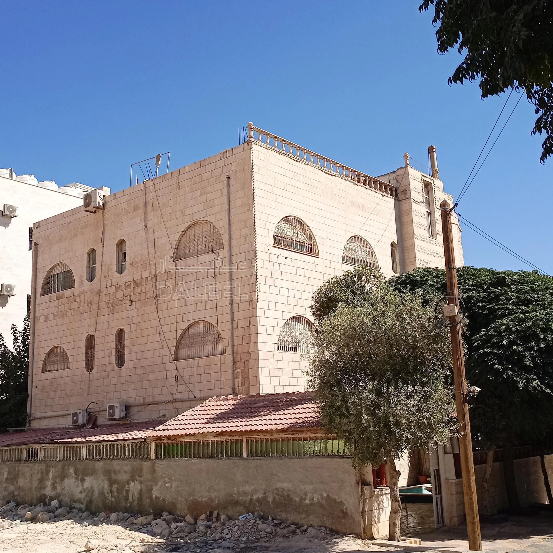 فيلا/منزل في عمان شارع سعد القارئ مقابل مدرسة أم الحيران للبنين - 325,000 دأ - صورة 1