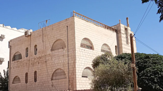 فيلا/منزل في عمان شارع سعد القارئ مقابل مدرسة أم الحيران للبنين - 325,000 دأ - صورة NaN