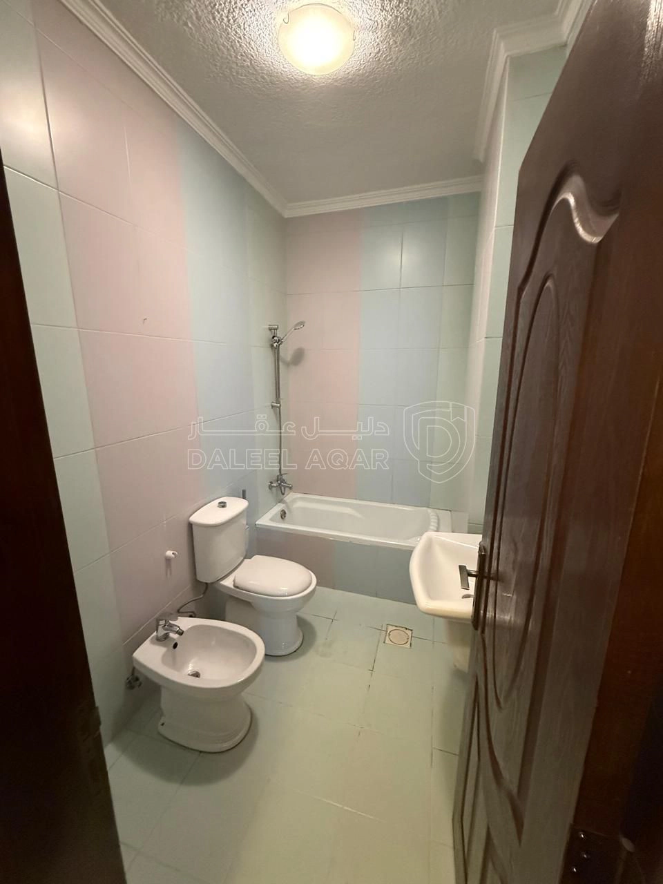 شقة في ضاحية الرشيد خلف مدرسة المنهل شارع الحاووز - 88,000 دأ - صورة 1