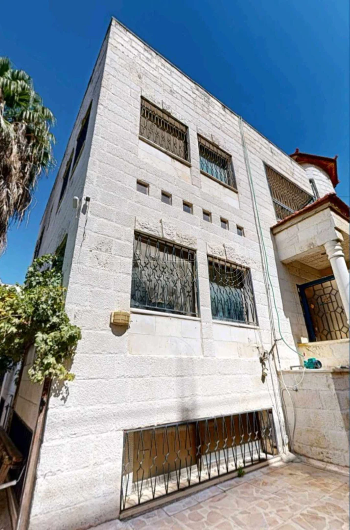 فيلا/منزل في بيت مستقل للبيع اربد قرب قصر العدل  - 118,000 دأ - صورة 1