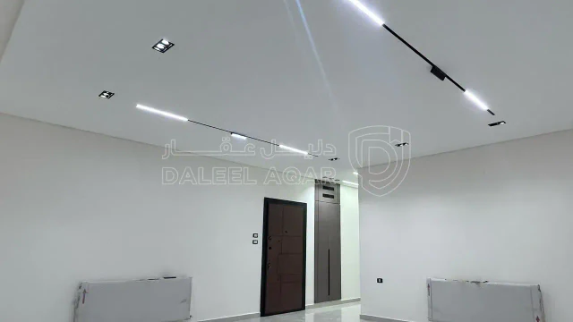 شقة - شارع المطار - خلف المدارس العالمية ( الحويطي )  - 125000 دأ