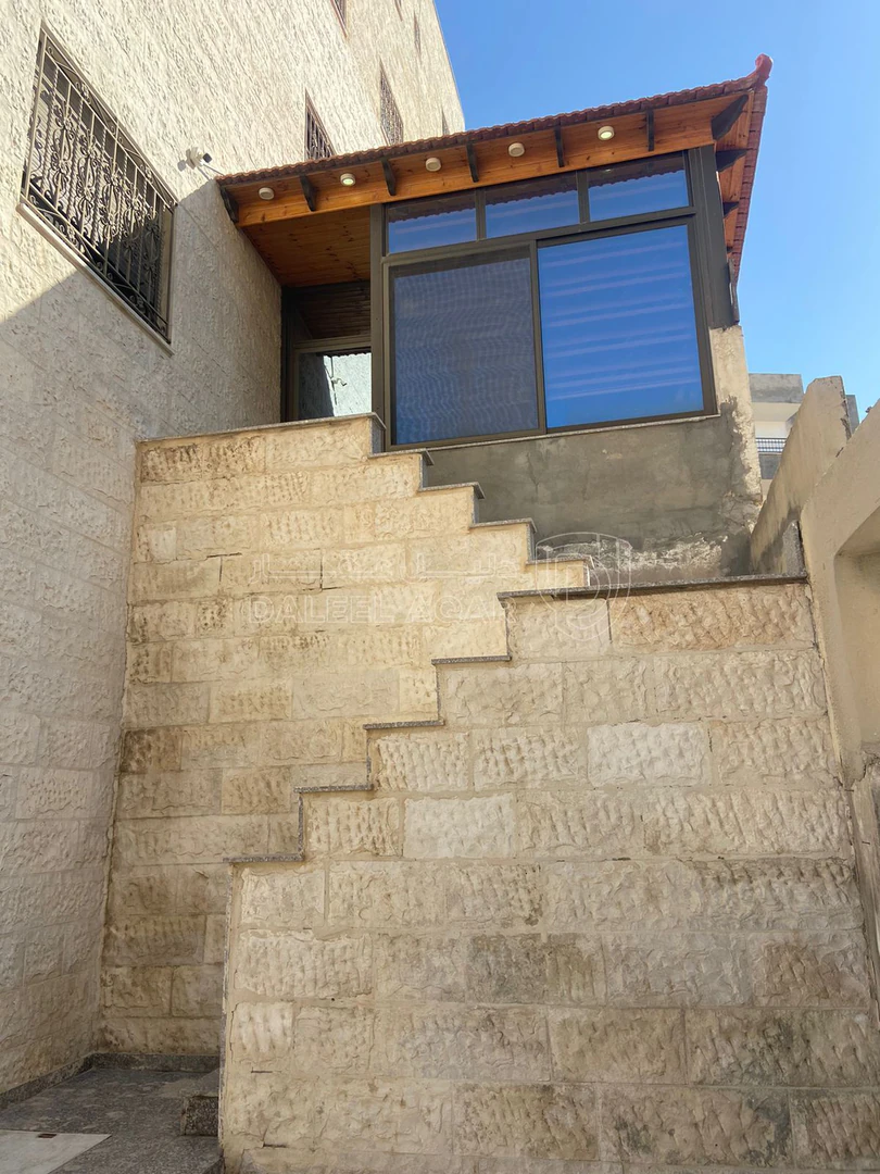 مبنى في الهاشمي الشمالي مقابل وزارة الصحة - 200,000 دأ - صورة 1