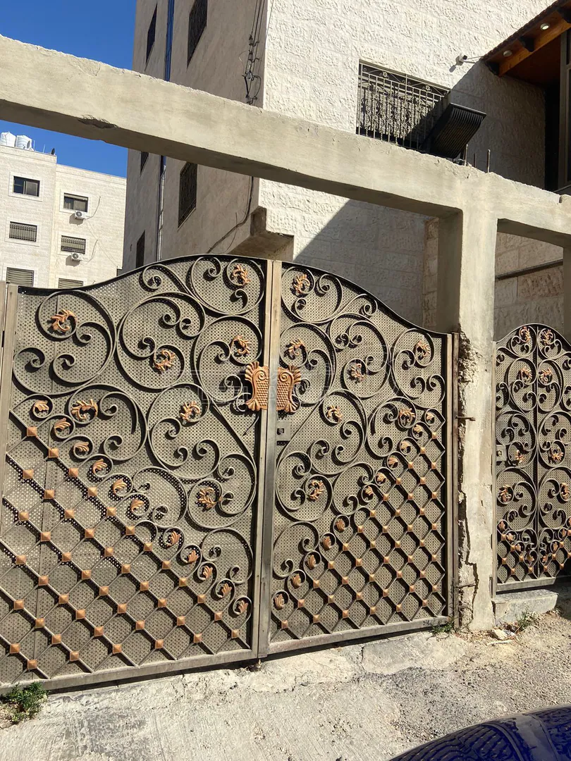 مبنى في الهاشمي الشمالي مقابل وزارة الصحة - 200,000 دأ - صورة 1