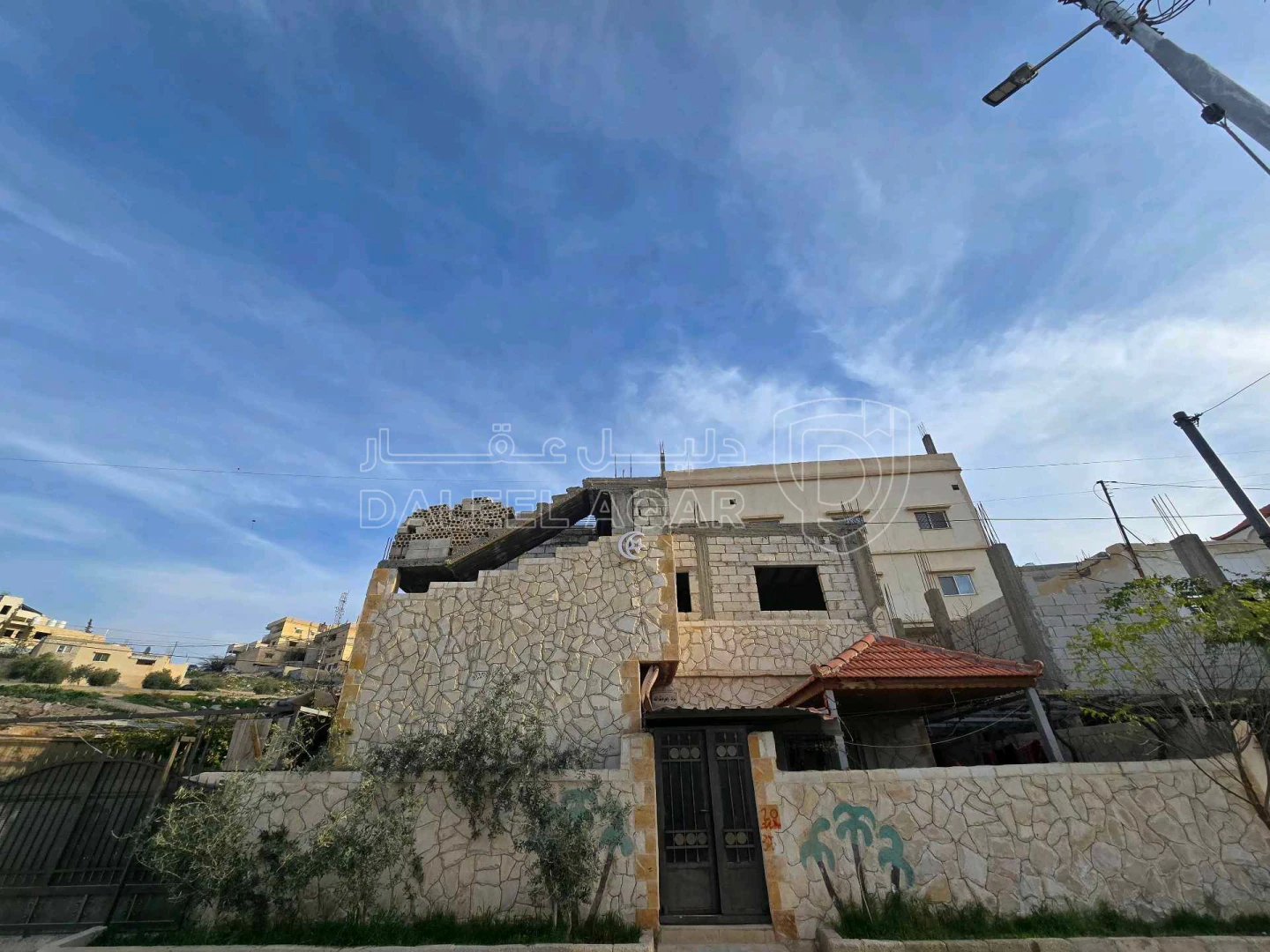 فيلا/منزل في زرقاء شارع ثلاثين قرب سوبر ماركت الوعد - 60,000 دأ - صورة 1