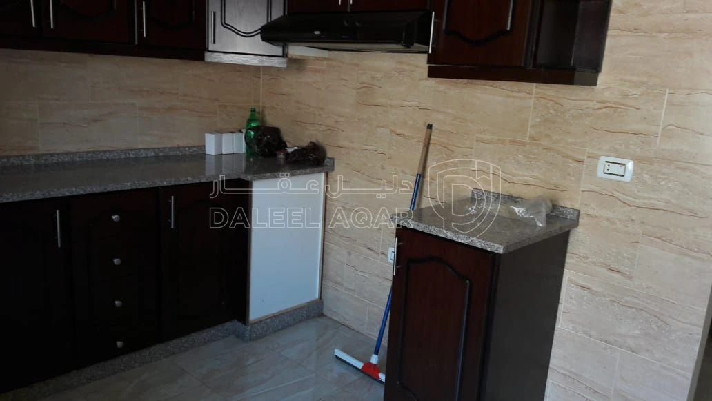 شقة في قرب شارع الاستقلال  - 35,000 دأ - صورة 1