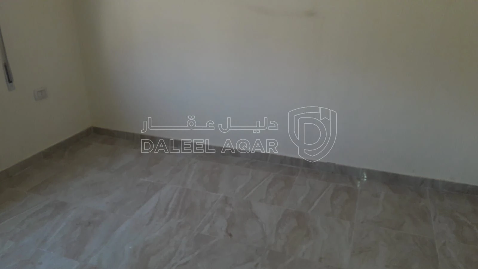 شقة في قرب شارع الاستقلال  - 35,000 دأ - صورة 1