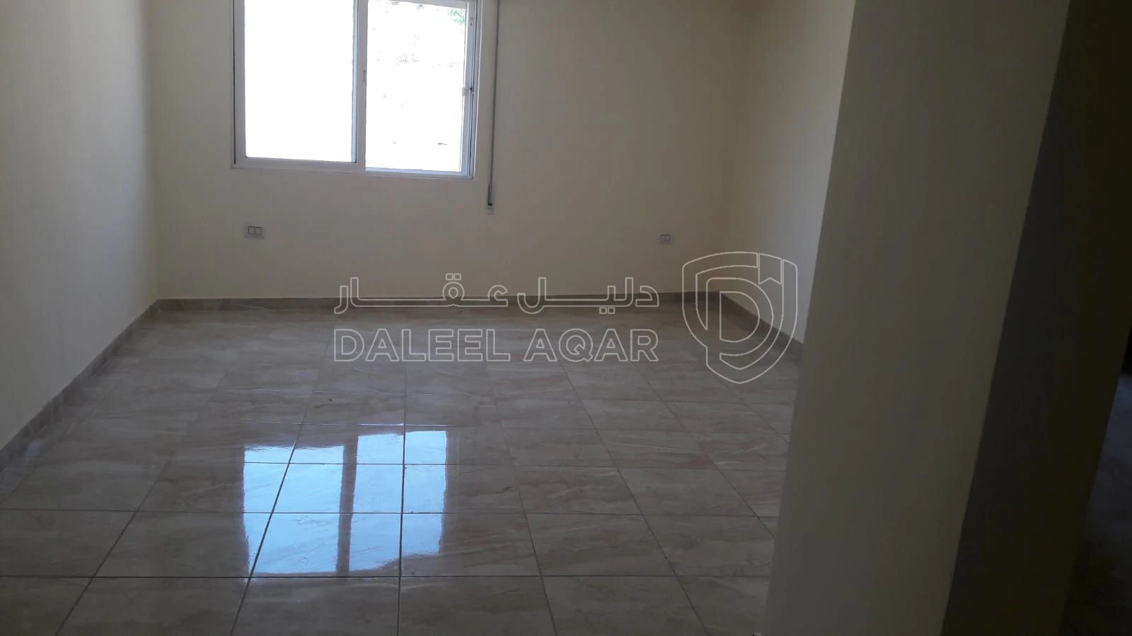 شقة في قرب شارع الاستقلال  - 35,000 دأ - صورة 1