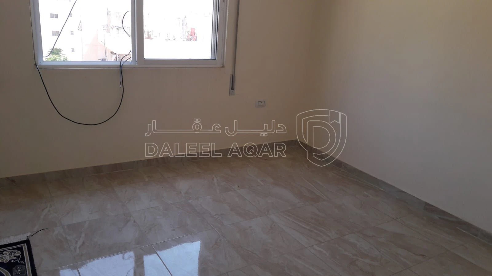 شقة في قرب شارع الاستقلال  - 35,000 دأ - صورة 1