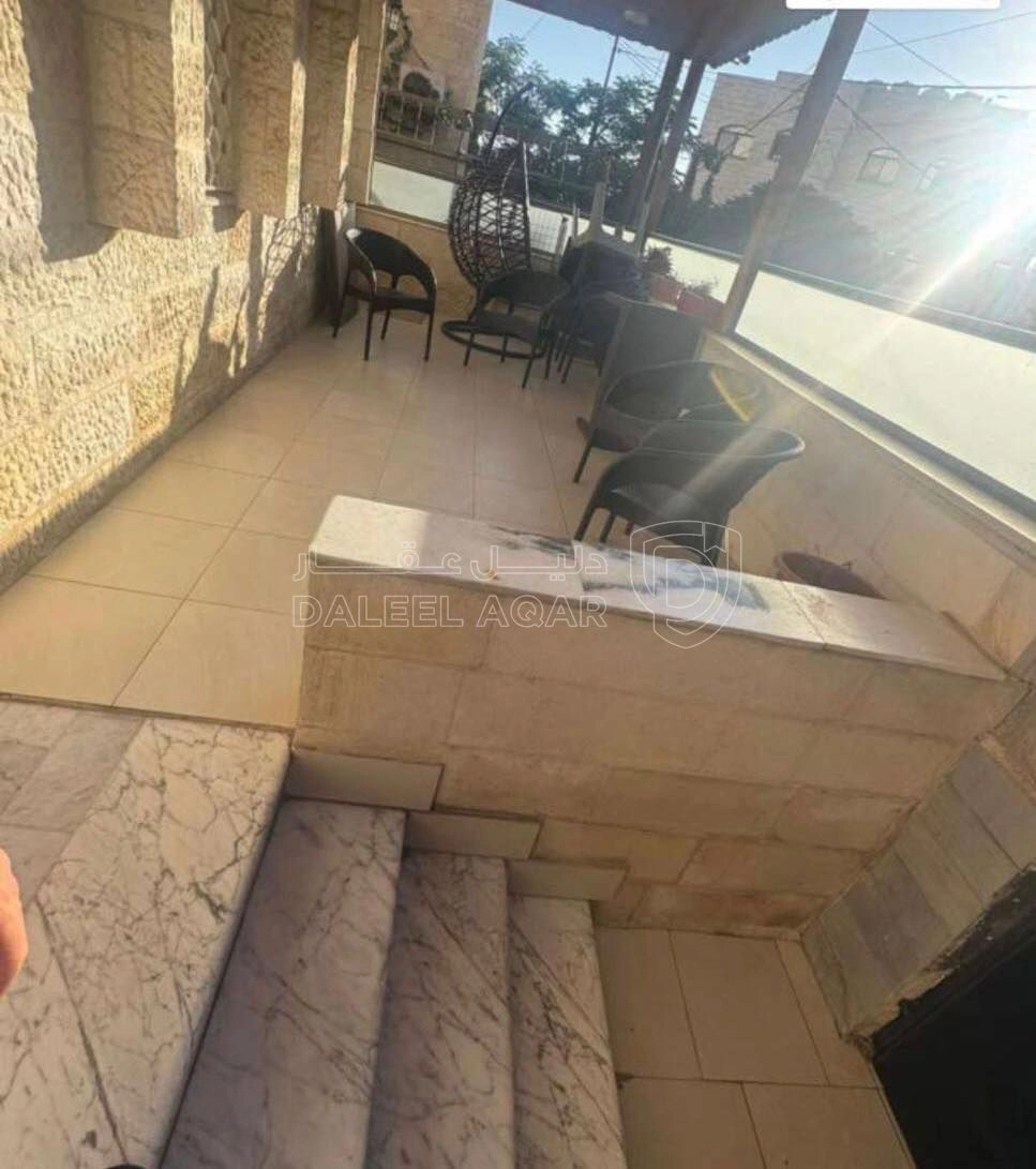 فيلا/منزل في عمارة مكونة من ثلاثة شقق للبيع بسعر مغري - 135,000 دأ - صورة 1