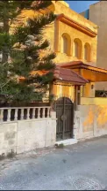 فيلا/منزل - عمارة مكونة من ثلاثة شقق للبيع بسعر مغري - 135000 دأ