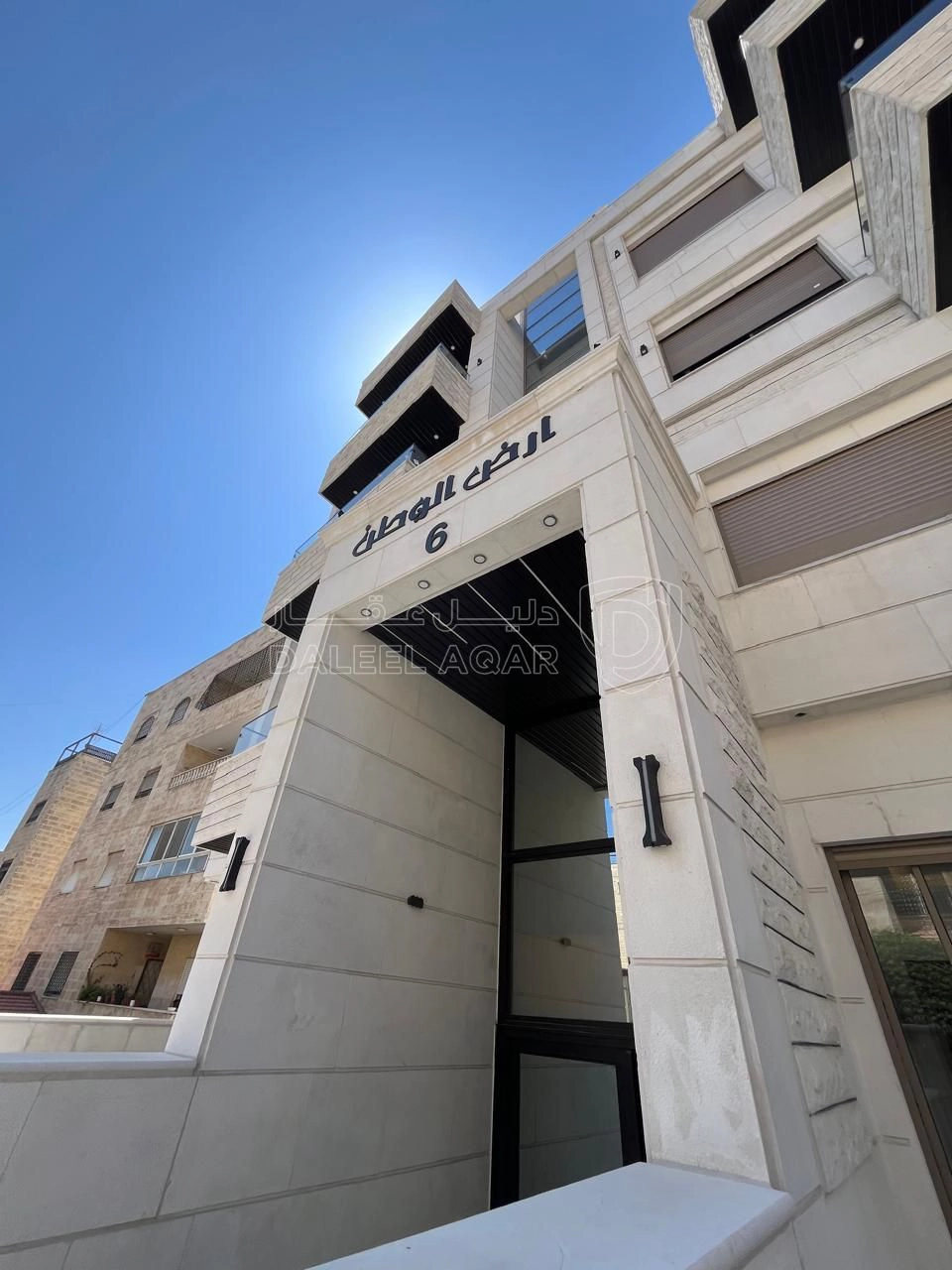 شقة في ثالث مع روف قرب عميش في الياسمين تشطيب حديث - 85,000 دأ - صورة 1