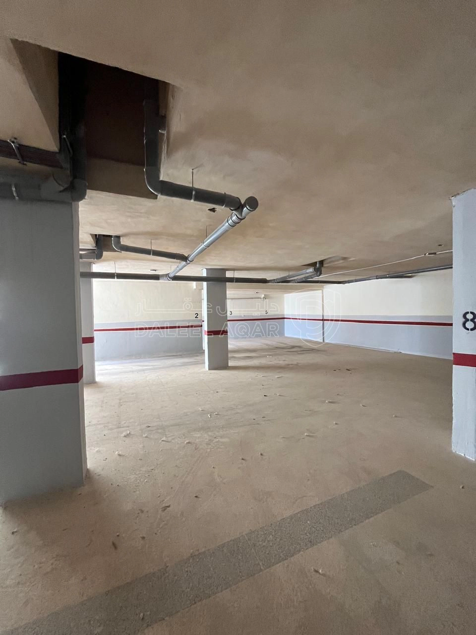 شقة في ثالث مع روف قرب عميش في الياسمين تشطيب حديث - 85,000 دأ - صورة 1