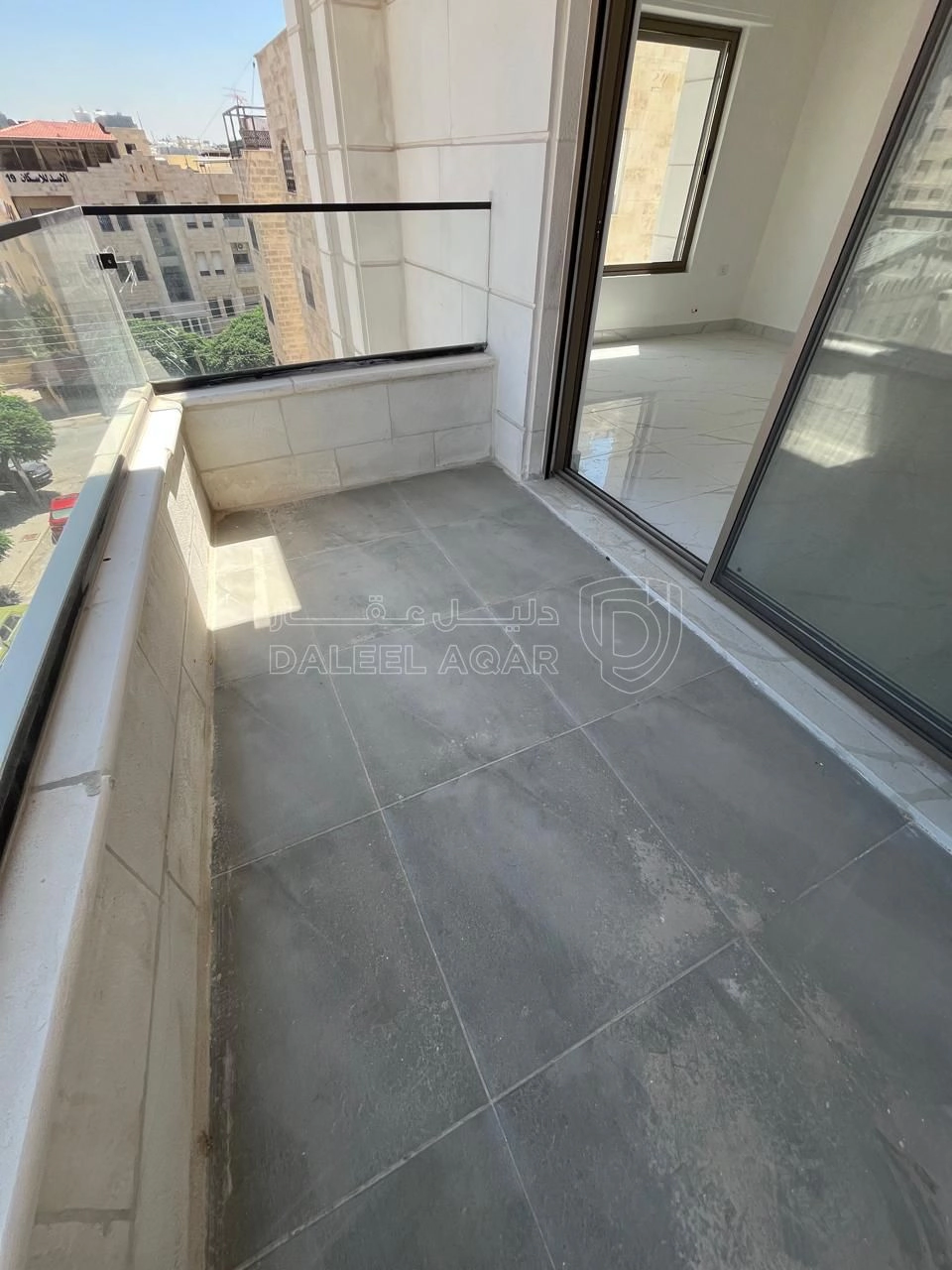 شقة في ثالث مع روف قرب عميش في الياسمين تشطيب حديث - 85,000 دأ - صورة 1