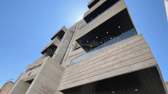شقة - ثالث مع روف قرب عميش في الياسمين تشطيب حديث - 85000 دأ