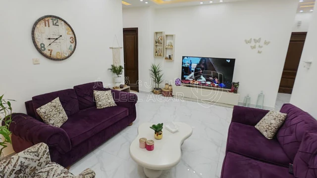 شقة - الخامسة/طلوع بعد دوار السلال-شارع الشريف الحسين - 76000 دأ