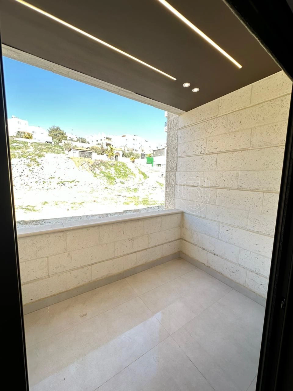شقة في تبعد 2.5 كم عن شارع المطار - 57,000 دأ - صورة 1