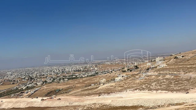 أرض في 3700 متر من ضمن ٢١ في الحصن على شارع المية - 85,000 دأ - صورة 1