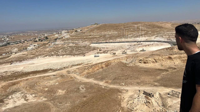 أرض في 3700 متر من ضمن ٢١ في الحصن على شارع المية - 85,000 دأ - صورة NaN