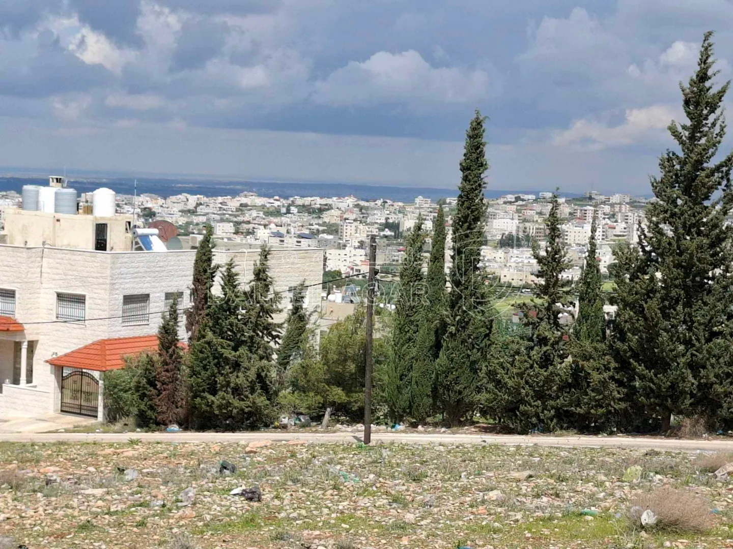 أرض في الحصن حوض ظهر الخربة  - 80,000 دأ - صورة 1