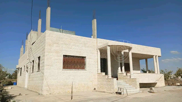 فيلا/منزل في اربد شارع عطيه بني هاني مقابل كازية امازون  - 95,000 دأ - صورة 1