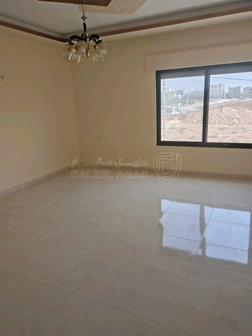 شقة في مادبا حنينا شرق مسجد المسيح وصالة الزينات  - 55,000 دأ - صورة 1