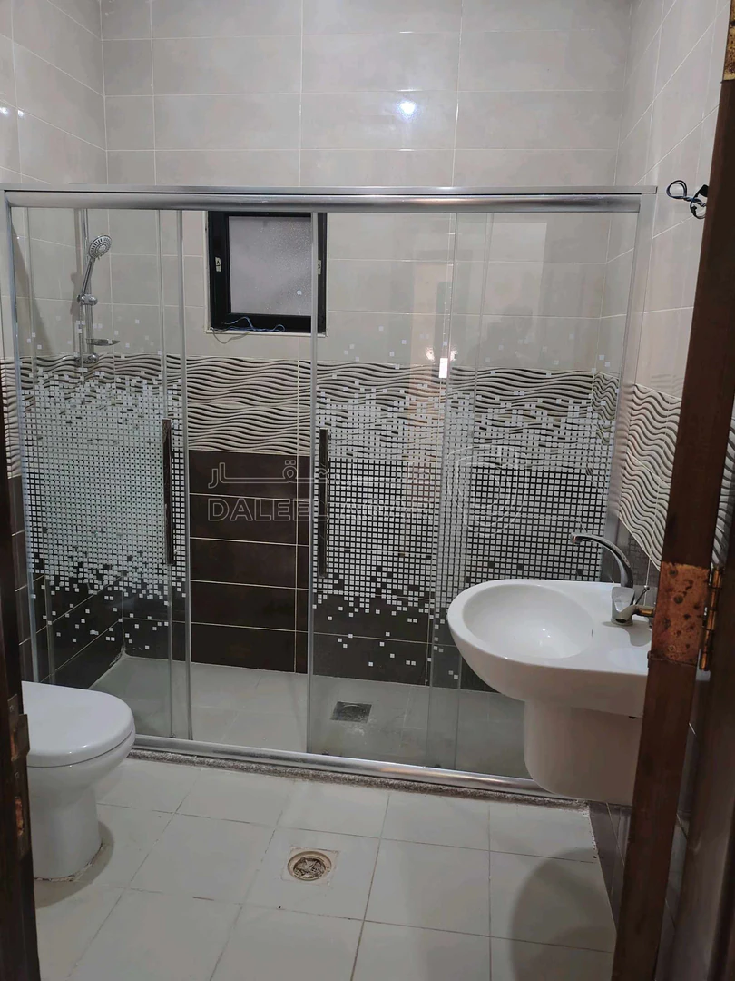 شقة في مادبا حنينا شرق مسجد المسيح وصالة الزينات  - 55,000 دأ - صورة 1